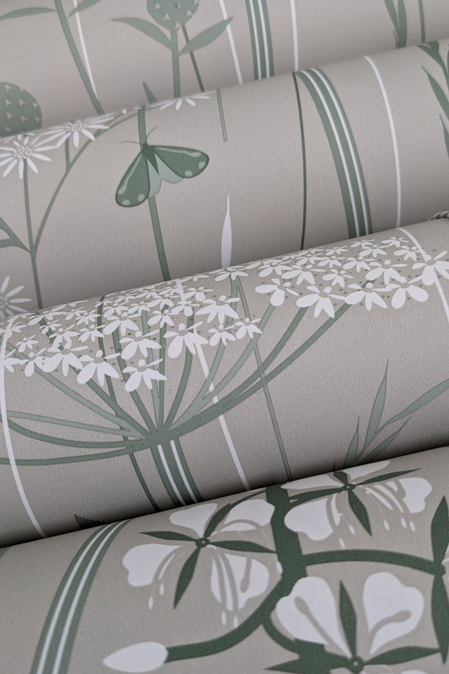 Wild Edge wallpaper in Nettle