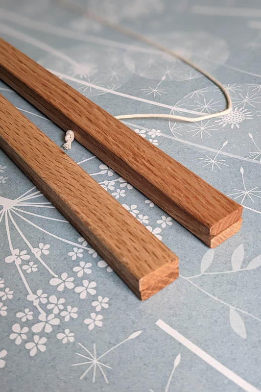 Magnetic poster hanger to display your wallpaper