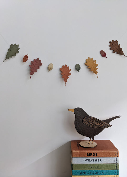 A garland of oak leaves and acorns